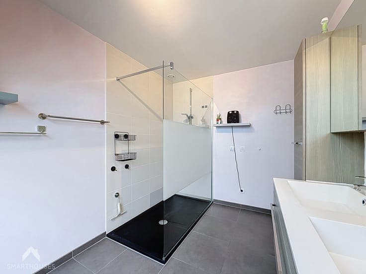 Energy-efficient semi-detached home with 3 beds & carport