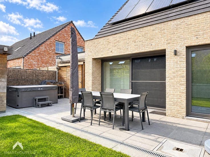 Energy-efficient semi-detached home with 3 beds & carport