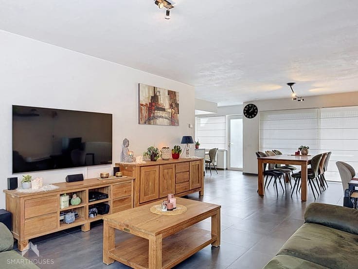 Energy-efficient semi-detached home with 3 beds & carport