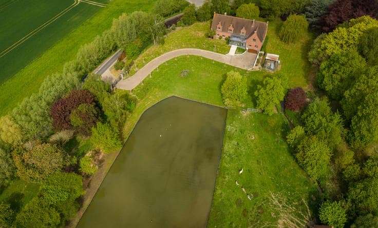 Villa with great potential on large plot in Lennik