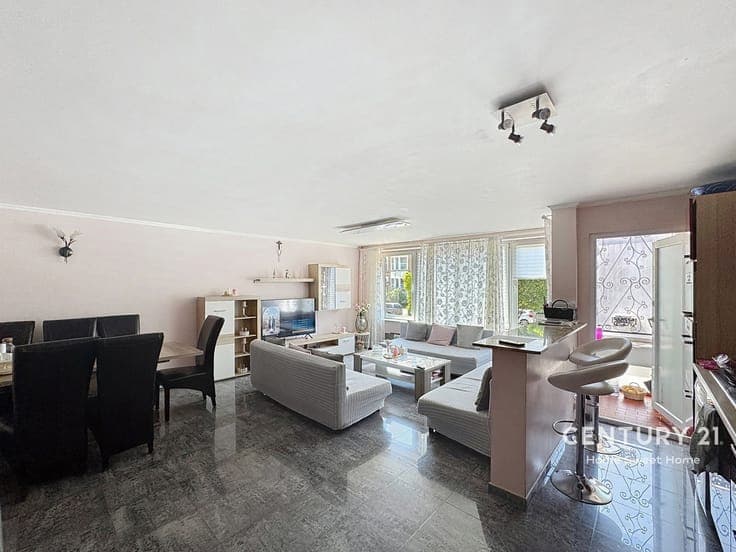 Investment property with 6 registered apartments and 7 indoo