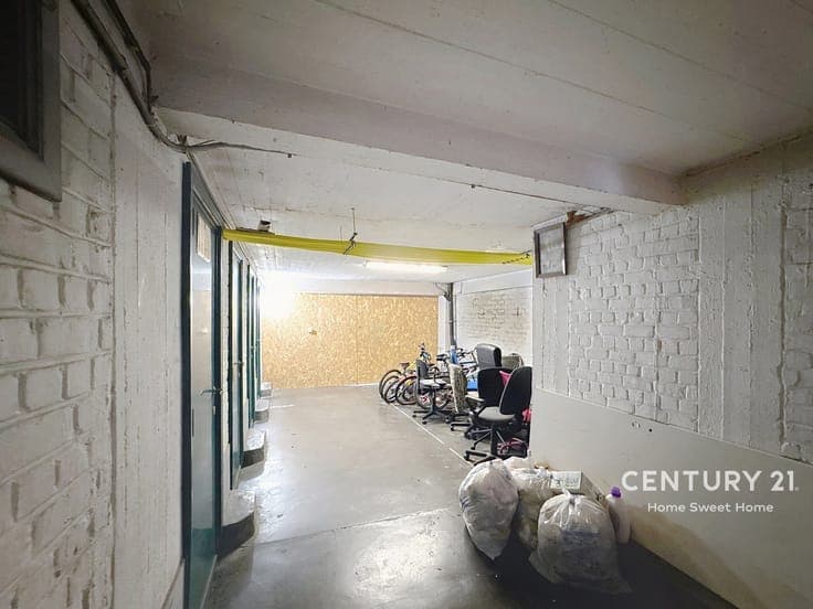Investment property with 6 registered apartments and 7 indoo