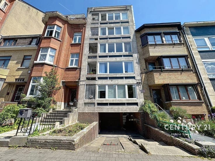 Investment property with 6 registered apartments and 7 indoo