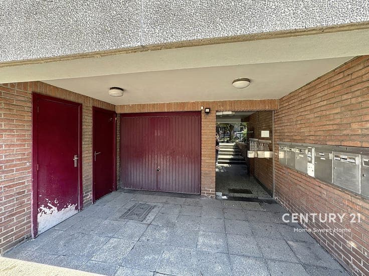 Investment property with 6 registered apartments and 7 indoo