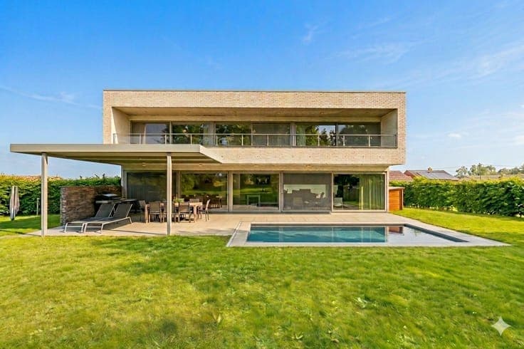 Exclusive, energy-efficient villa in a lush green setting