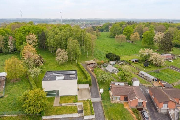 Exclusive, energy-efficient villa in a lush green setting