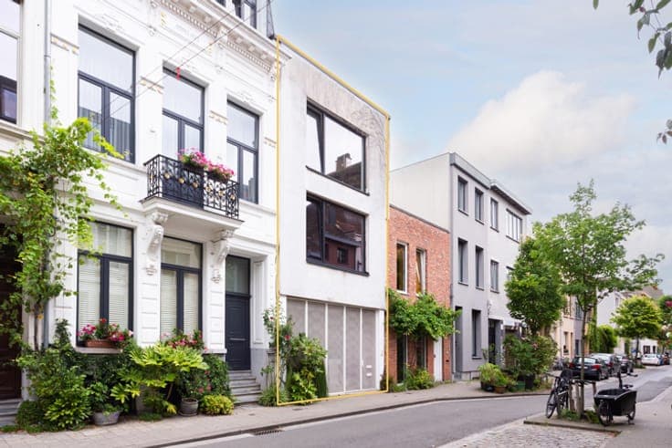 exceptional architect-designed home with 4 bedrooms & studio