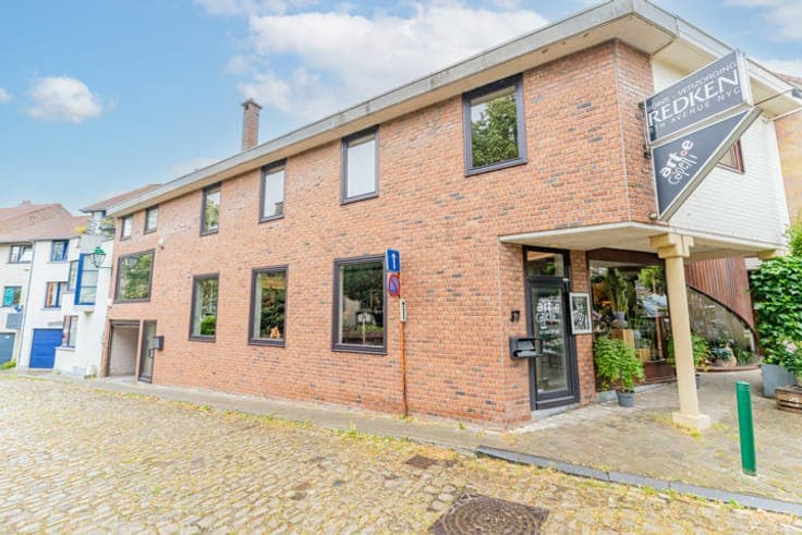 Characterful 4-5 bedroom family home with commercial unit