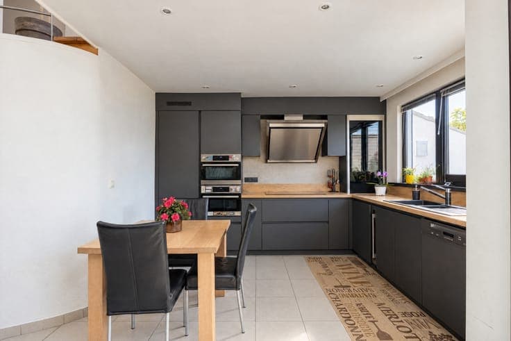 BEAUTIFUL HOME WITH DEEP GARDEN AND DOUBLE GARAGE