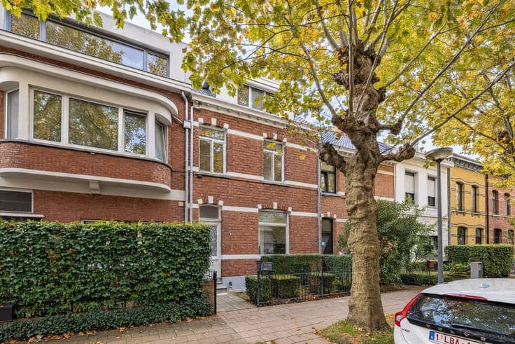 BEAUTIFUL HOME WITH DEEP GARDEN AND DOUBLE GARAGE
