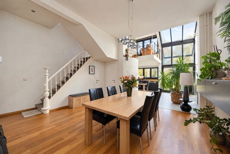 BEAUTIFUL HOME WITH DEEP GARDEN AND DOUBLE GARAGE