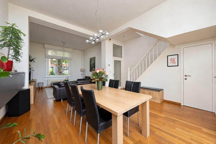 BEAUTIFUL HOME WITH DEEP GARDEN AND DOUBLE GARAGE