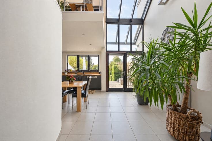BEAUTIFUL HOME WITH DEEP GARDEN AND DOUBLE GARAGE
