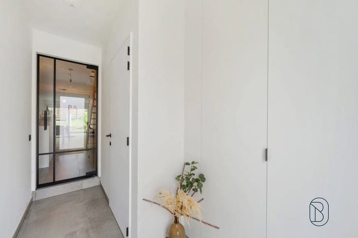Mooie nieuwbouwwoning met 3 slk en 2 badkamers, + tuin
