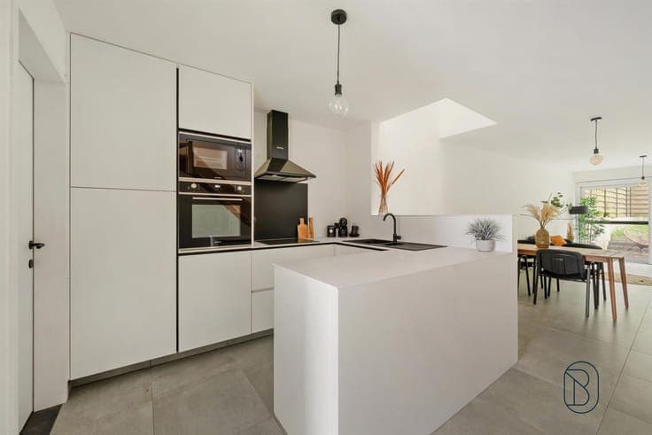 Mooie nieuwbouwwoning met 3 slk en 2 badkamers, + tuin
