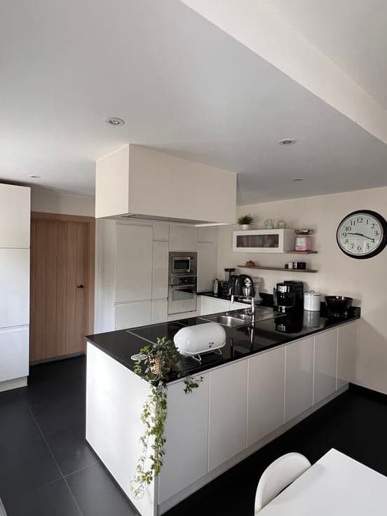 Immaculate Semi-Detached Villa – 270 m² – EPC B