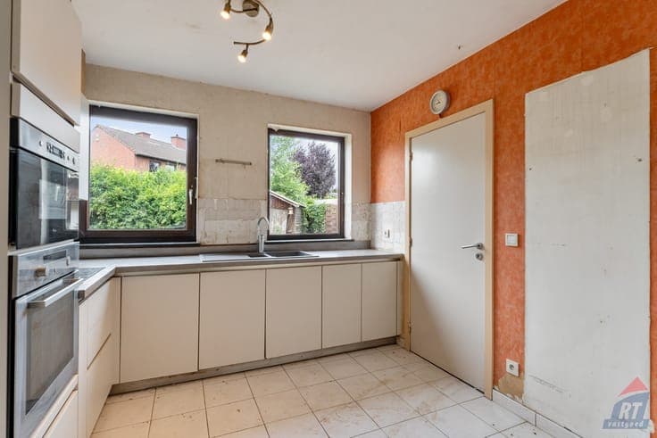 Te renoveren halfopen bebouwing met 3 slaapkamers, garage...
