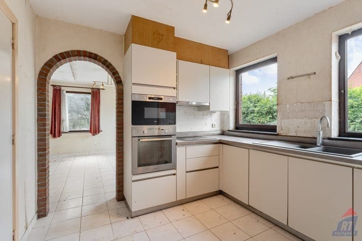 Te renoveren halfopen bebouwing met 3 slaapkamers, garage...