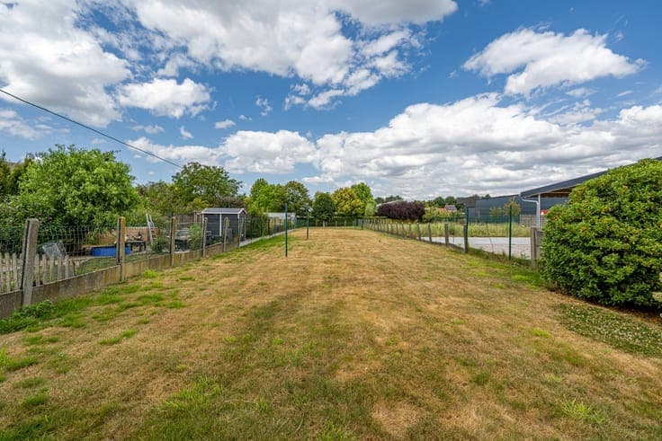 Open house on a large plot in the center of Moorslede