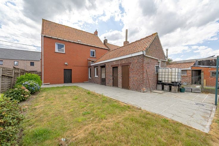 Open house on a large plot in the center of Moorslede