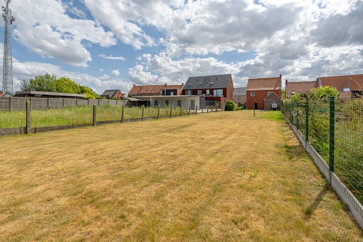 Open house on a large plot in the center of Moorslede