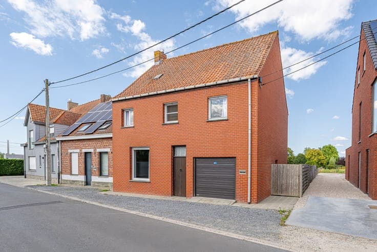 Open house on a large plot in the center of Moorslede