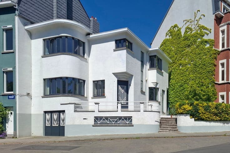 Dieweg – Magnificent Modernist House with garage.