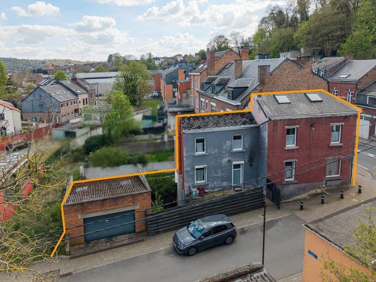 Maison de ville avec double garage et espace extérieur