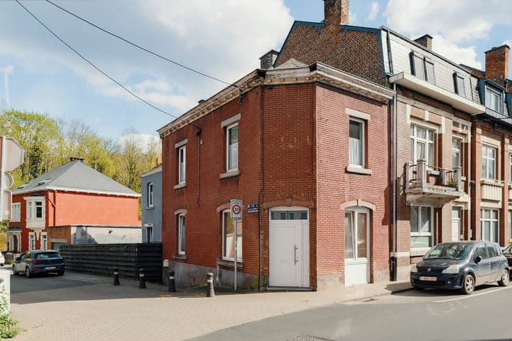 Maison de ville avec double garage et espace extérieur