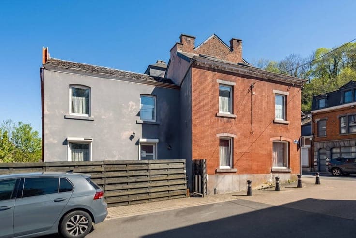 Maison de ville avec double garage et espace extérieur