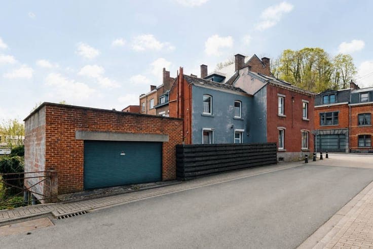 Maison de ville avec double garage et espace extérieur