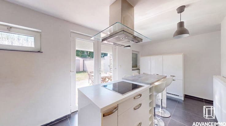 2-BEDROOM HOUSE – GARDEN – GARAGE