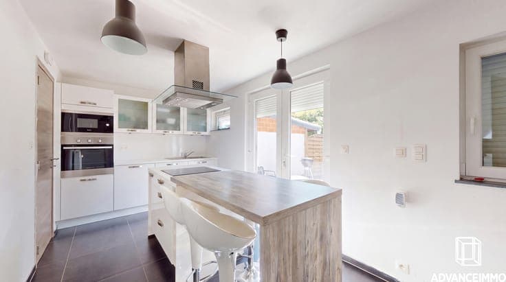 2-BEDROOM HOUSE – GARDEN – GARAGE