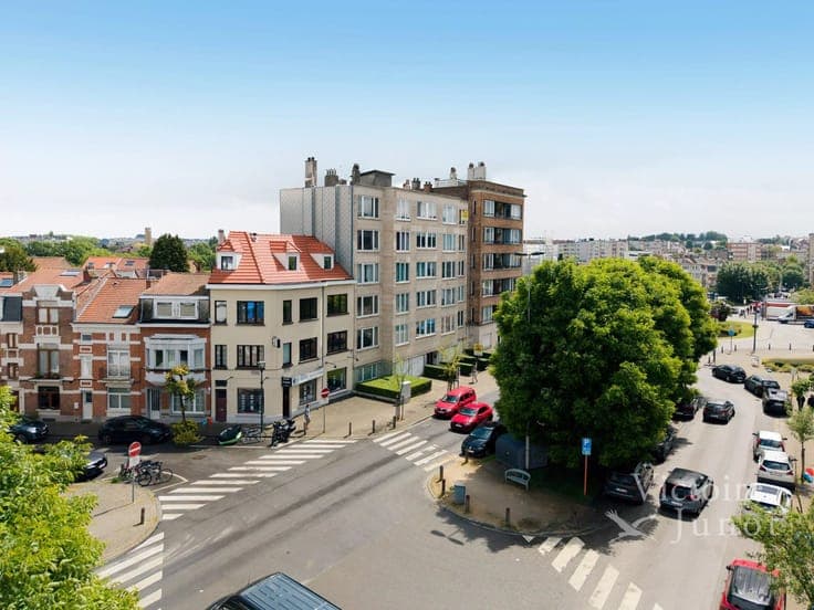 Woluwé-Saint-LAmbert House with two facades to renovate