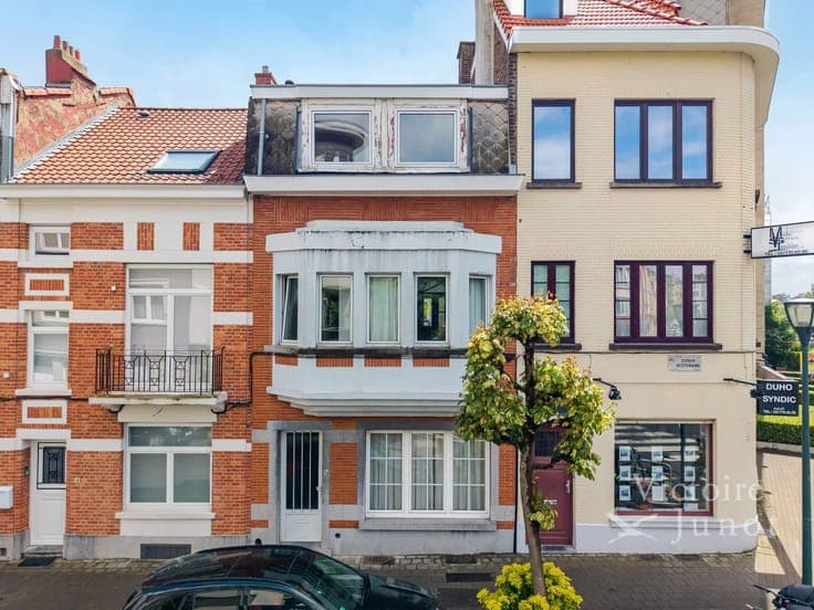 Woluwé-Saint-LAmbert House with two facades to renovate