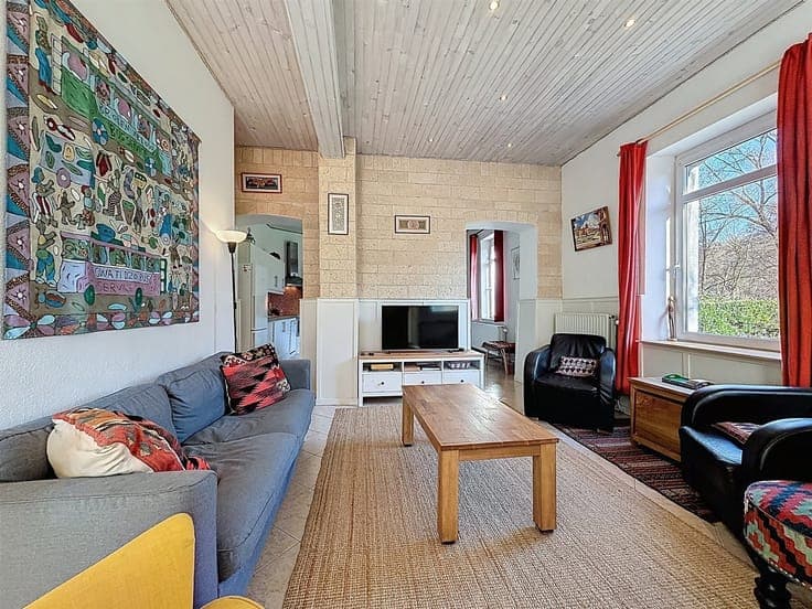 Maison en pierres rénovée avec 3 chambres et joli jardin.