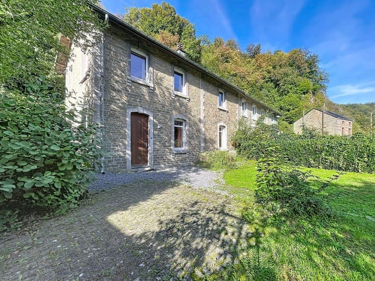 Maison en pierres rénovée avec 3 chambres et joli jardin.