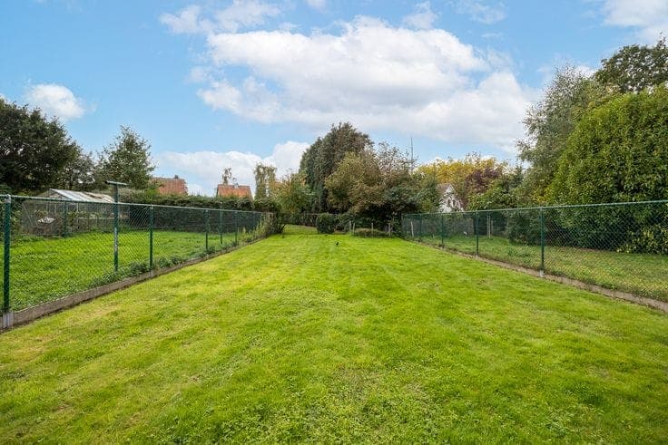 Instapklare halfopen bebouwing met zonnige tuin in rustige …