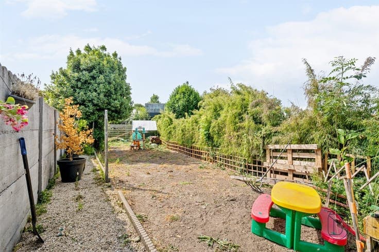 Quietly located family home with 4 bedrooms, a garage, and a
