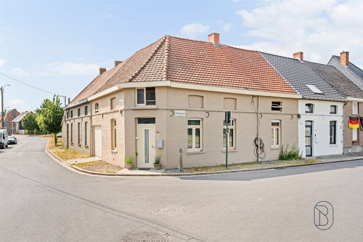 Quietly located family home with 4 bedrooms, a garage, and a