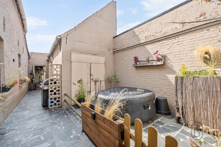 Quietly located family home with 4 bedrooms, a garage, and a