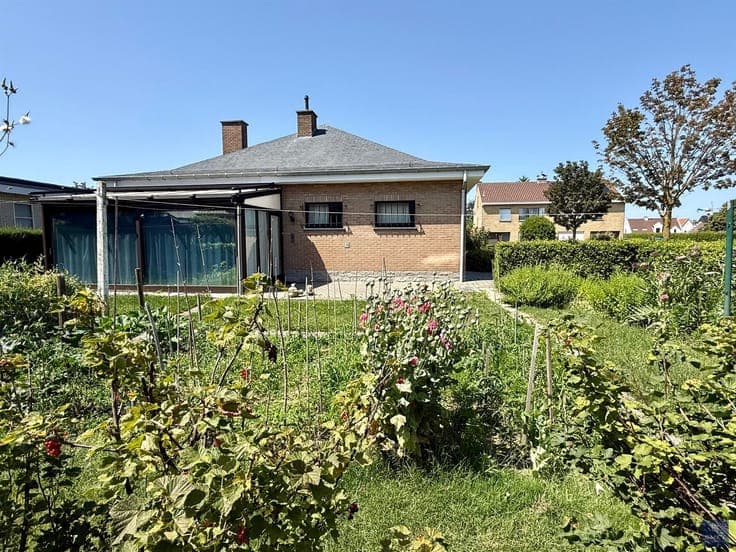 TE RENOVEREN BUNGALOW MET 2 SLPKS EN GARAGE