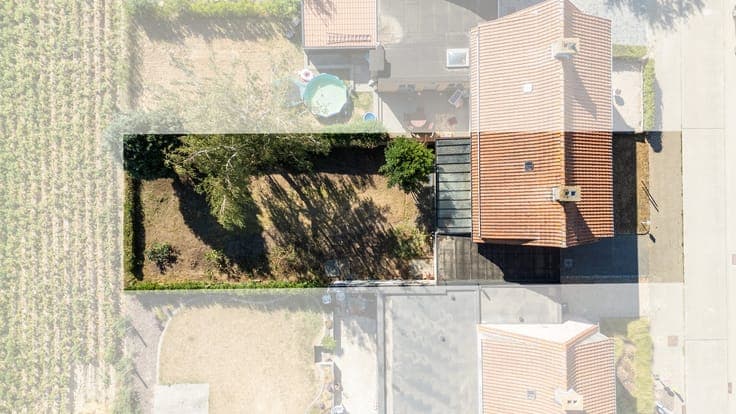 Te renoveren halfopen woning met garage en tuin in landelijk