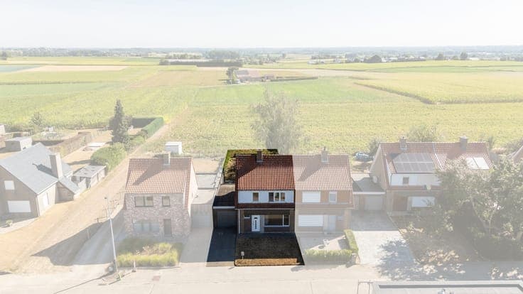 Te renoveren halfopen woning met garage en tuin in landelijk
