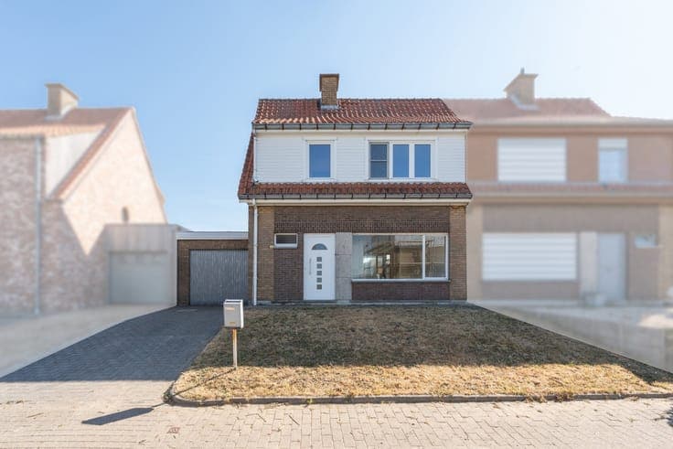 Te renoveren halfopen woning met garage en tuin in landelijk