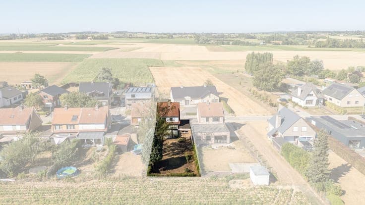 Te renoveren halfopen woning met garage en tuin in landelijk