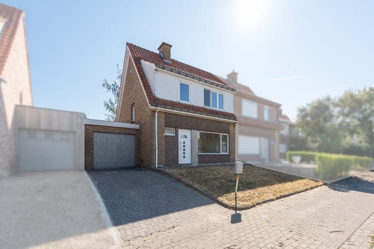 Te renoveren halfopen woning met garage en tuin in landelijk