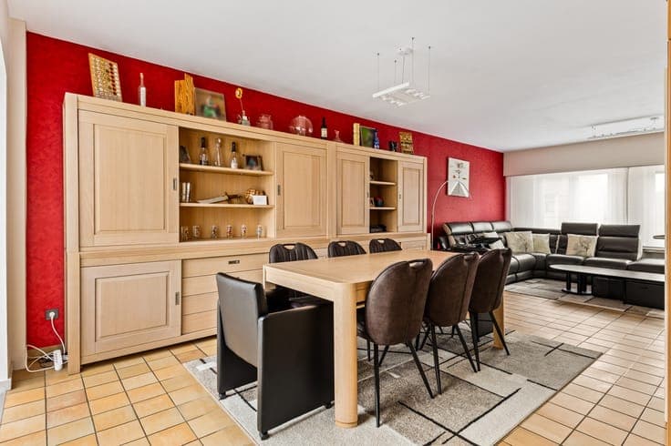 Ruime woning met 3 slaapkamers, inpandige garage en zonni...