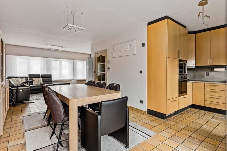 Ruime woning met 3 slaapkamers, inpandige garage en zonni...