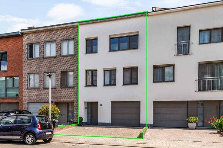 Ruime woning met 3 slaapkamers, inpandige garage en zonni...